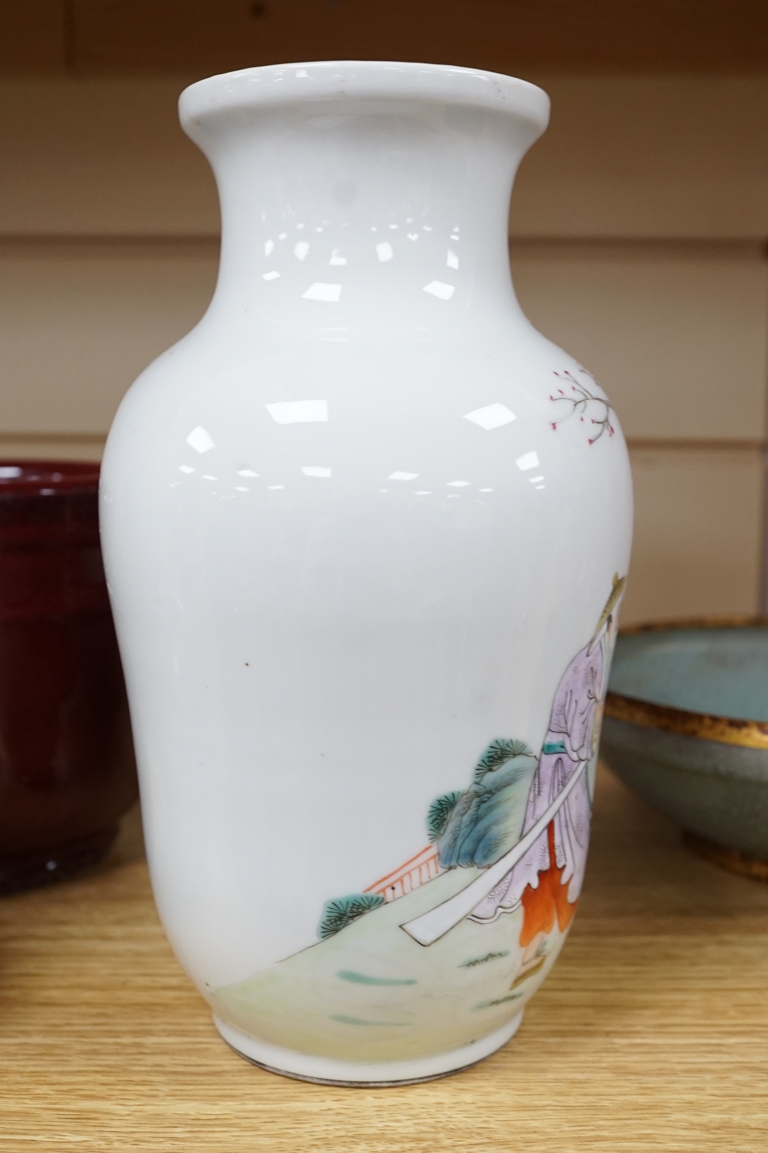 A Chinese famille rose vase, a crackle glaze vase and a sang de boeuf jar, tallest 21.5cm